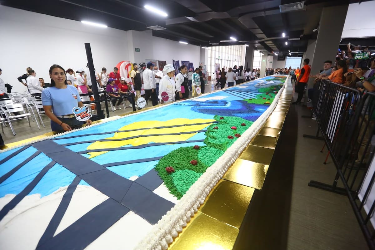 Una torta de aproximadamente seis toneladas convirtió los símbolos de Bucaramanga en un mural comestible. Su presentación y degustación se realizaron este domingo 9 de agosto, durante el cierre de Gastrofusión 2026 en Neomundo. Fotos: Jaime Moreno/VANGUARDIA