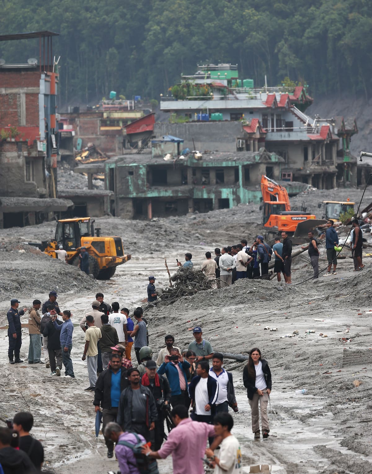 La corriente de lodo y escombros cubrió calles y viviendas tras la crecida del río Trishuli. Rescatistas trabajan en condiciones extremas para localizar a desaparecidos y evacuar a las personas atrapadas por la catástrofe.