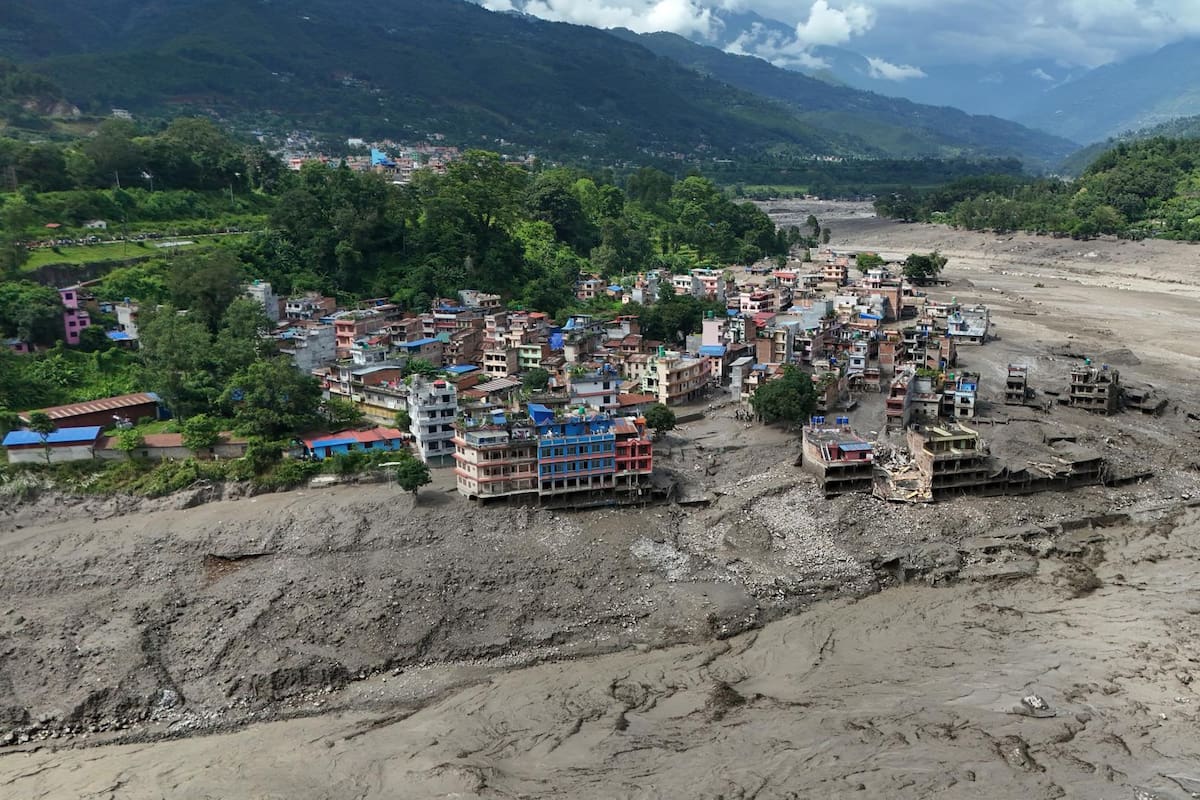 Vista aérea de Trishuli, en el distrito nepalí de Nuwakot, donde varias personas han muerto y centenares están desaparecidas debido a una riada causada por un terremoto, según las autoridades locales. EFE/EPA/NARENDRA SHRESTHA