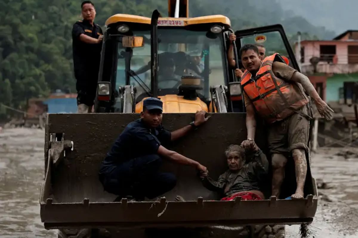 Una sobreviviente es trasladada tras la crecida repentina en el distrito de Nuwakot, Nepal. Foto: Navesh Chitrakar/REUTERS