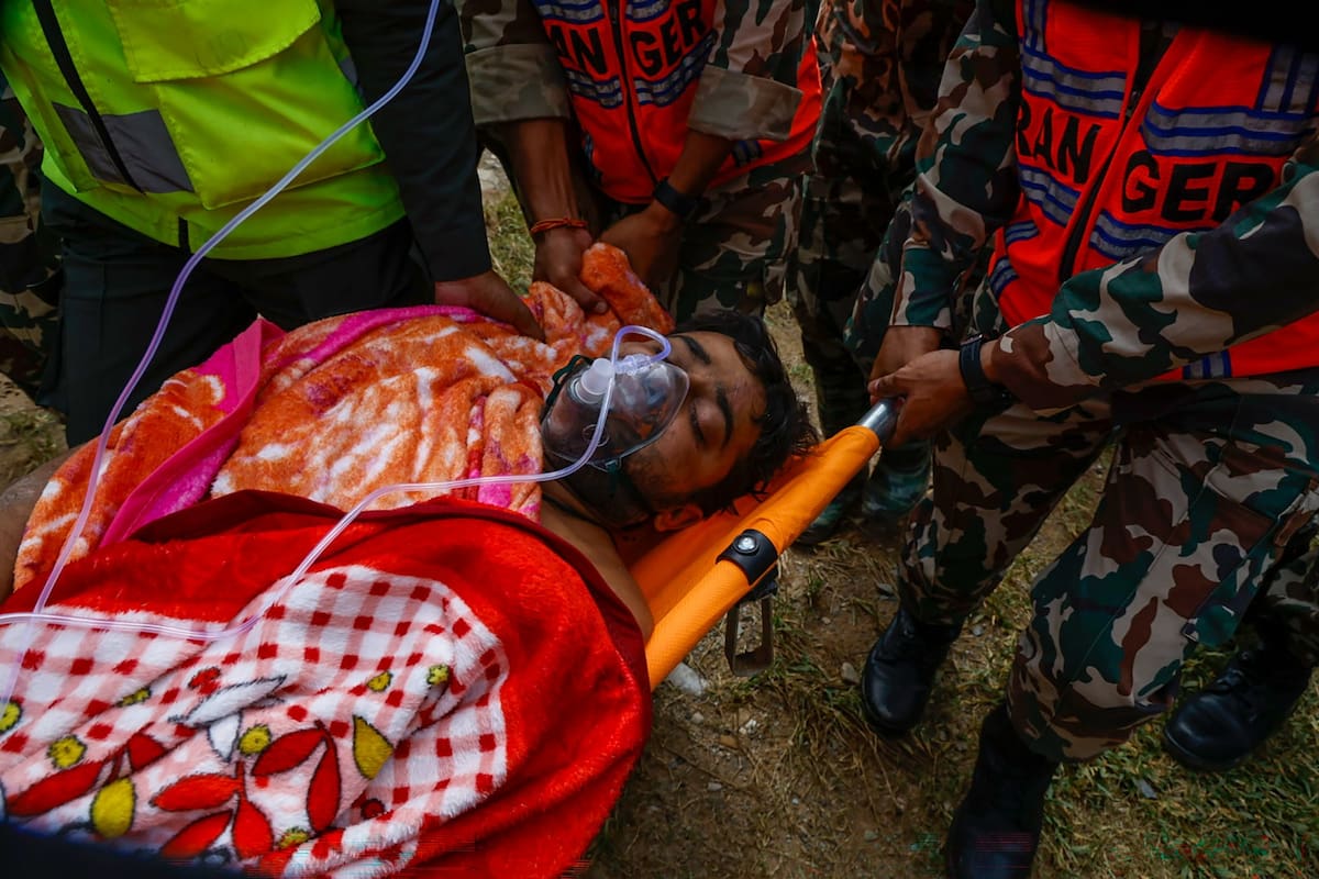 Dos personas fueron halladas con vida nueve días después de las inundaciones. Foto: EFE