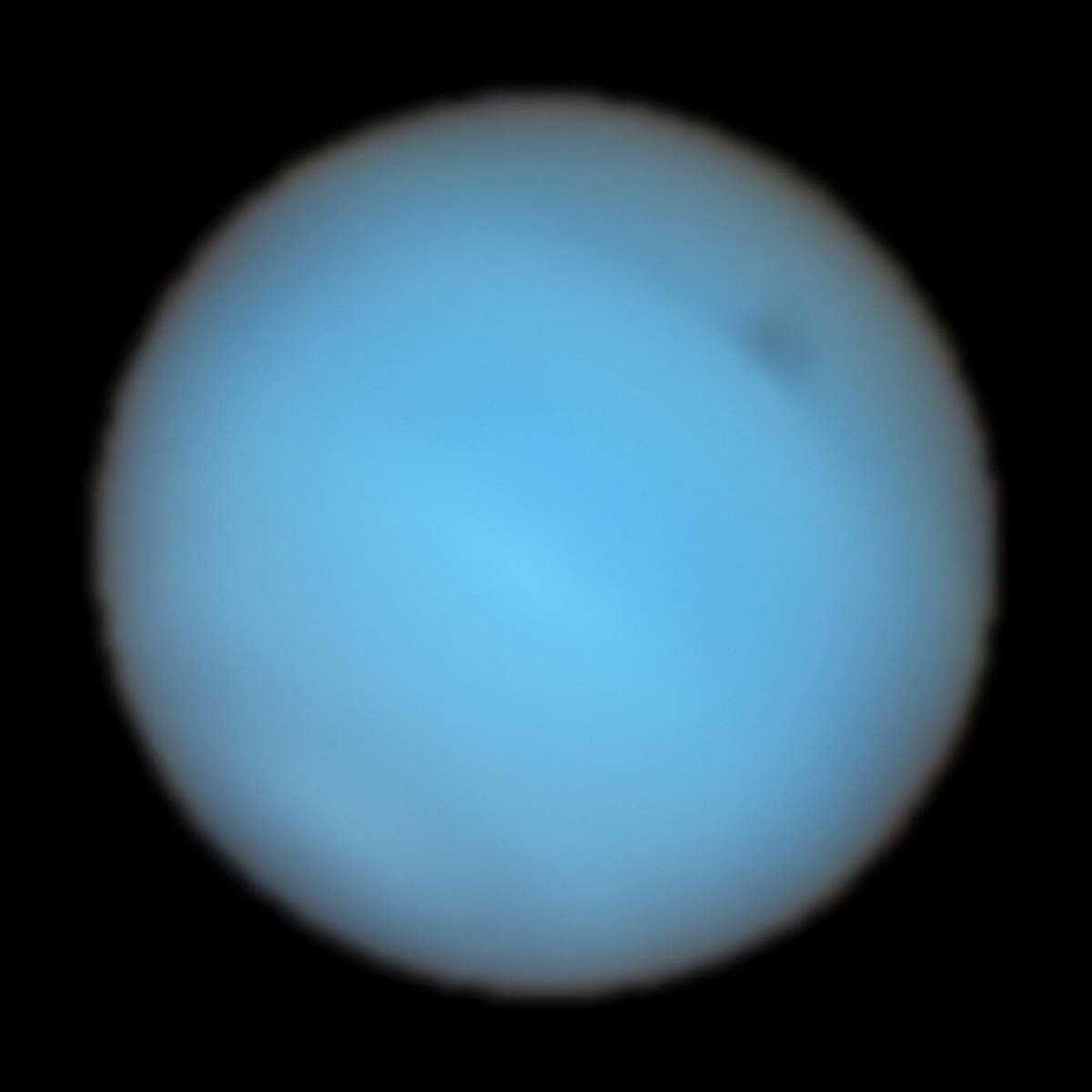 Un grupo de científicos ha conseguido por medio del telescopio VLT del Observatorio Austral Europeo (ESO), situado en el norte de Chile, observar por primera vez desde la Tierra una mancha oscura en Neptuno, así como un punto brillante más pequeño, según un estudio que publica este jueves Nature Astronomy. EFE / VANGUARDIA