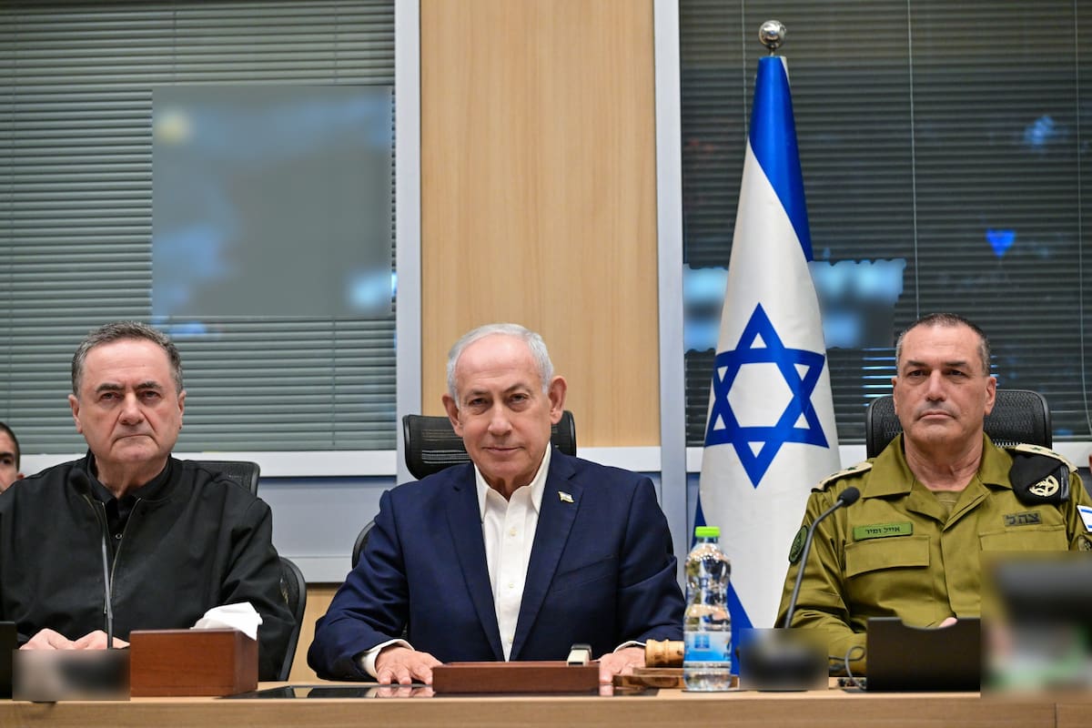 JERUSALÉN (ISRAEL), 03/04/2026.- El primer ministro israelí, Benjamin Netanyahu, afirmó este viernes que la Fuerza Aérea israelí ha destruido el 70 % de la producción de acero iraní, y aseguró que Israel, en coordinación con Estados Unidos, continuará sus operaciones contra Hizbulá y el país persa. "En los últimos días, la Fuerza Aérea ha destruido el 70% de la capacidad de producción de acero de Irán. Este es un logro tremendo que priva a la Guardia Revolucionaria de recursos financieros y de la capacidad de producir armamento", afirmó el mandatario en un videomensaje publicado en sus canales. EFE/ GPO/SÓLO USO EDITORIAL/SÓLO DISPONIBLE PARA ILUSTRAR LA NOTICIA QUE ACOMPAÑA (CRÉDITO OBLIGATORIO)