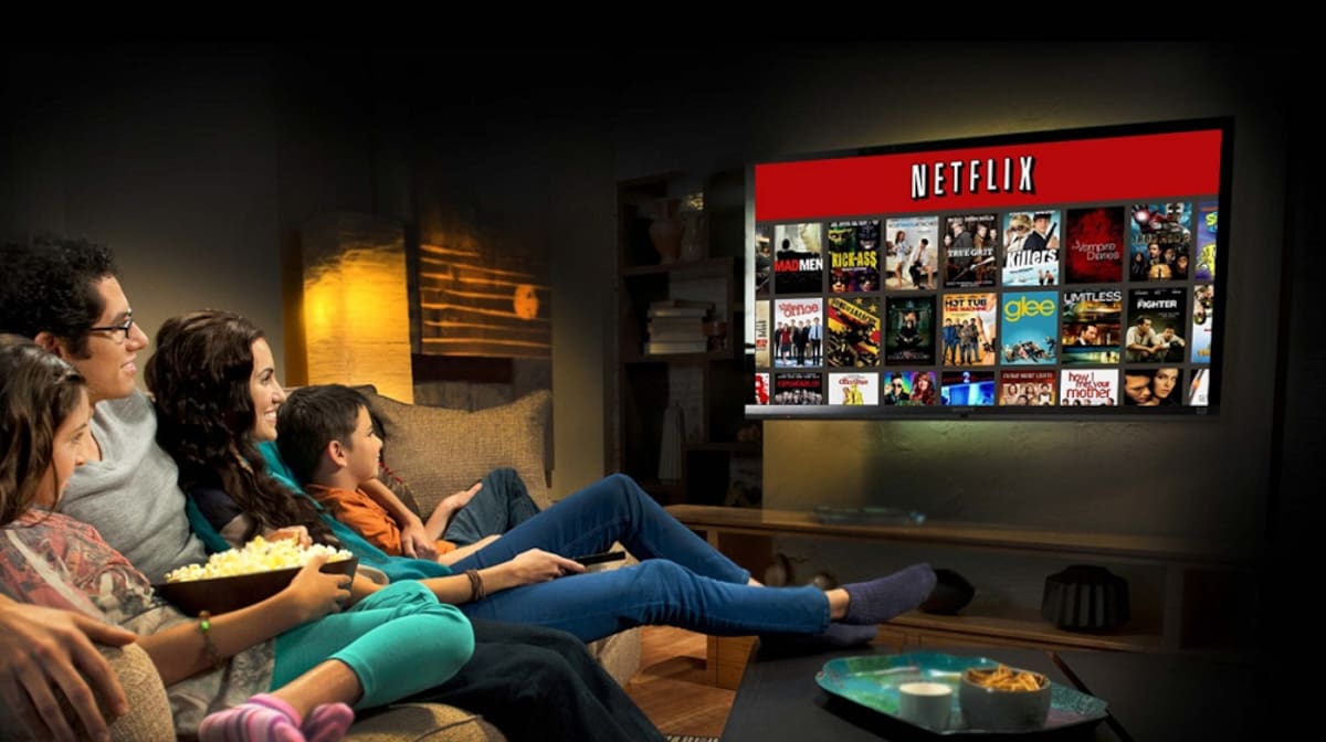 Una familia viendo Netflix.