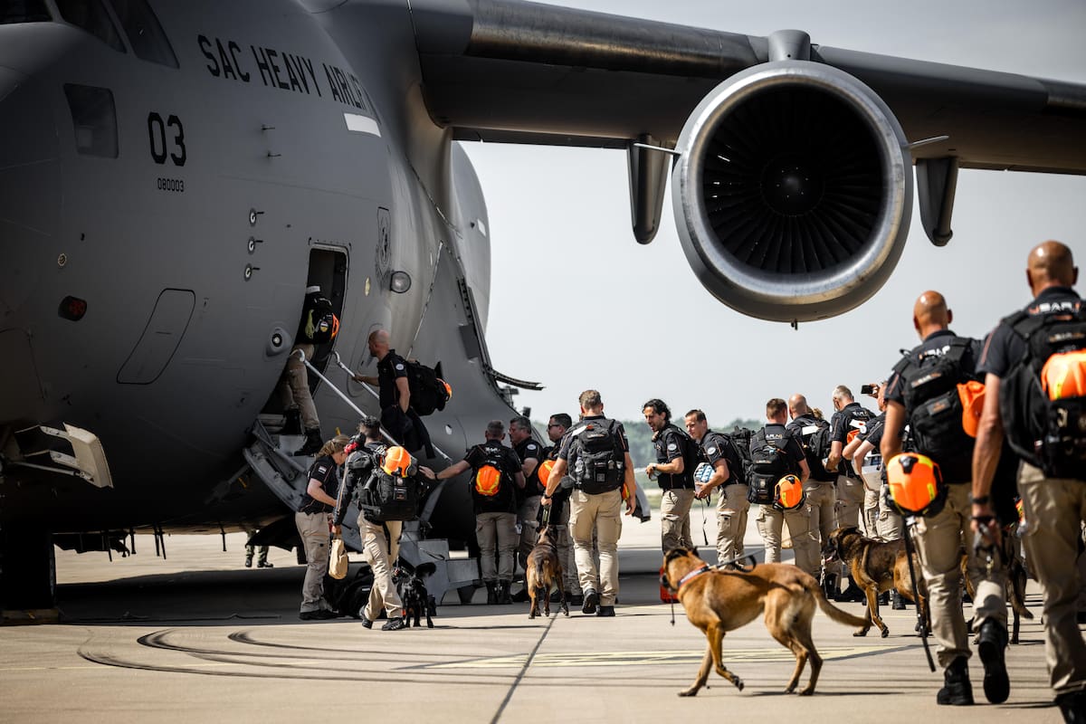 EINDHOVEN (Netherlands), 26/06/2026.- A Dutch rescue team departs from Eindhoven Air Base for Venezuela to provide aid following the earthquakes that struck the country in Eindhoven, Netherlands, 26 June 2026. The Urban Search and Rescue team is heading to Venezuela with 65 rescue workers, eight dogs, and equipment. (Terremoto/sismo, Países Bajos; Holanda) EFE/EPA/ROB ENGELAAR