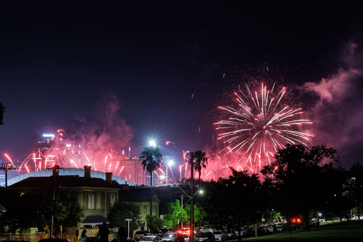 Adelaide (Australia), 31/12/2025.- Fireworks light up the sky during New Year's Eve celebrations in Adelaide, Australia, 31 December 31, 2025. (Adelaida) EFE/EPA/Matt Turner NO ARCHIVING AUSTRALIA AND NEW ZEALAND OUT
