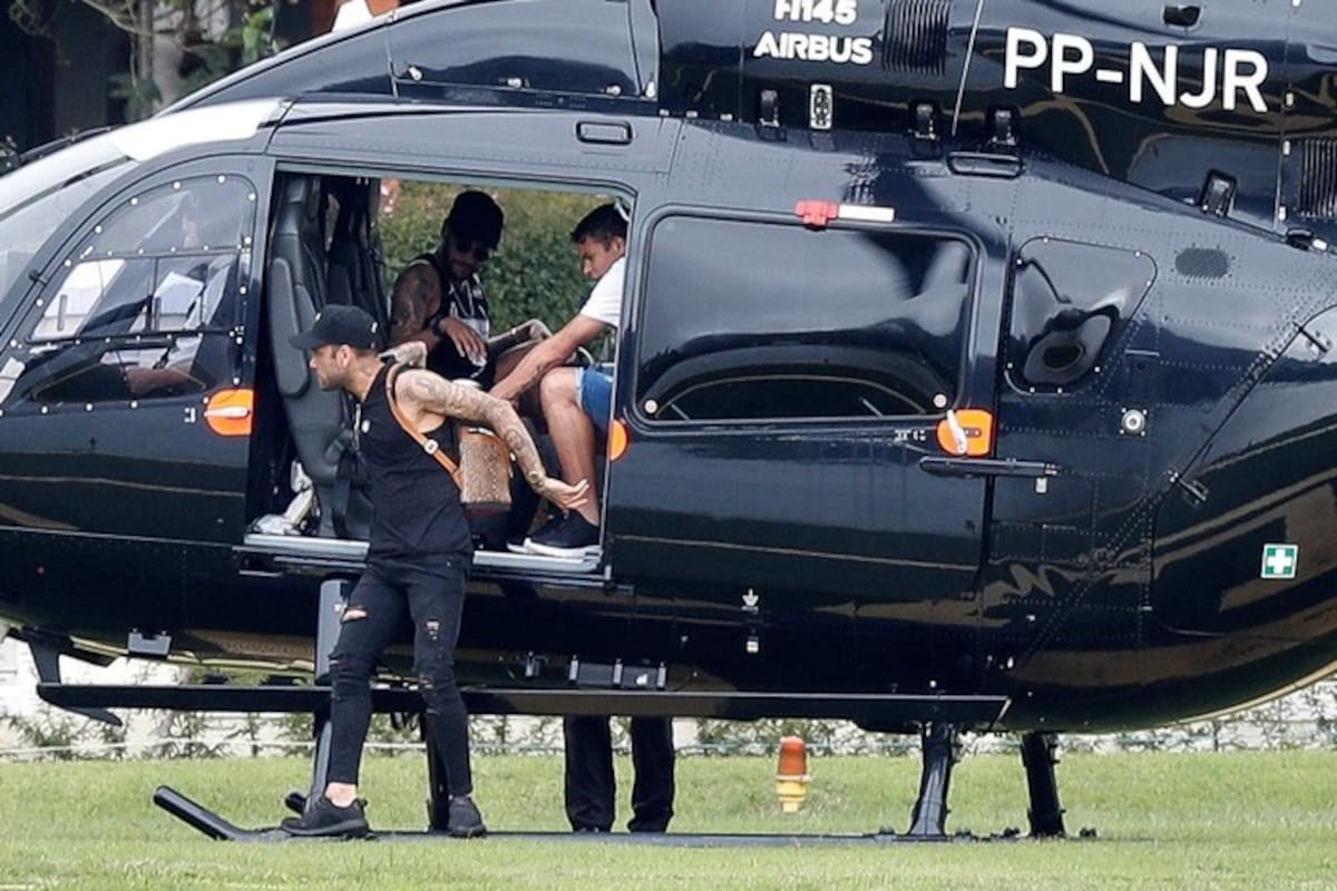 Neymar sorprendió al llegar en helicóptero privado a la concentración de Brasil en Granja Comary, generando gran impacto mediático. /FOTO: EFE