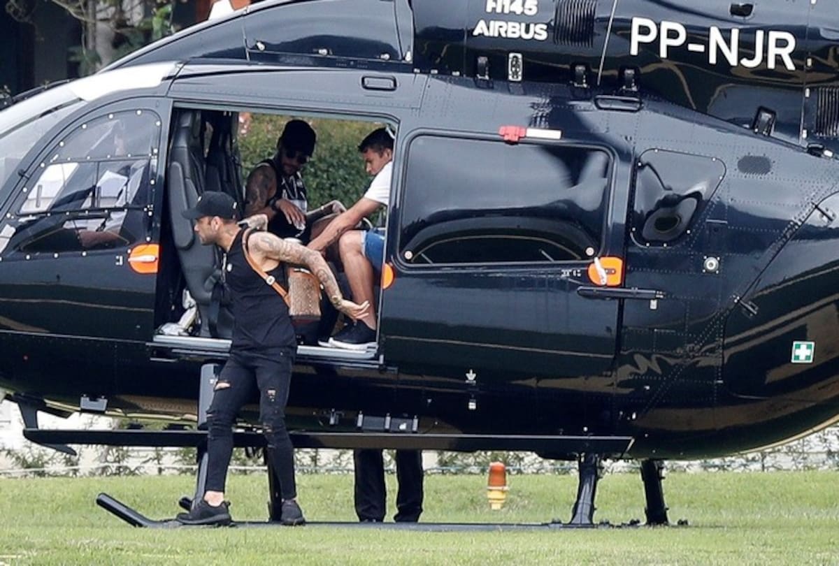 Neymar sorprendió al llegar en helicóptero privado a la concentración de Brasil en Granja Comary, generando gran impacto mediático. /FOTO: EFE