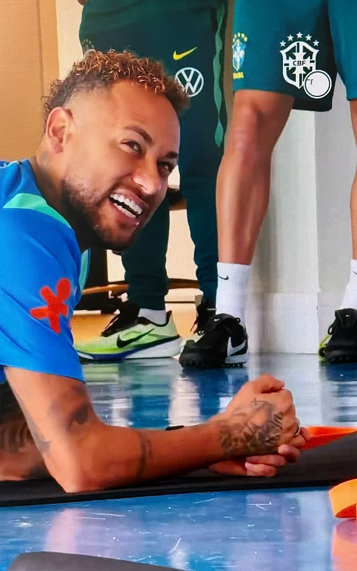 AME6724. TERESÓPOLIS (BRASIL), 29/05/2026.- Captura de video de la cuenta oficial en X @CBF_Futebol de la Confederación Brasileña de Fútbol que muestra al jugador Neymar durante un entrenamiento en la Granja Comary este viernes en Teresópolis (Brasil). Neymar, de baja por una lesión muscular de grado II en el gemelo derecho, se dejó ver en el entrenamiento de la selección brasileña, en el que posó sonriente y hablando con miembros del cuerpo técnico. EFE/ @CBF_Futebol / SOLO USO EDITORIAL/ NO VENTAS/ SOLO DISPONIBLE PARA ILUSTRAR LA NOTICIA QUE ACOMPAÑA (CRÉDITO OBLIGATORIO)