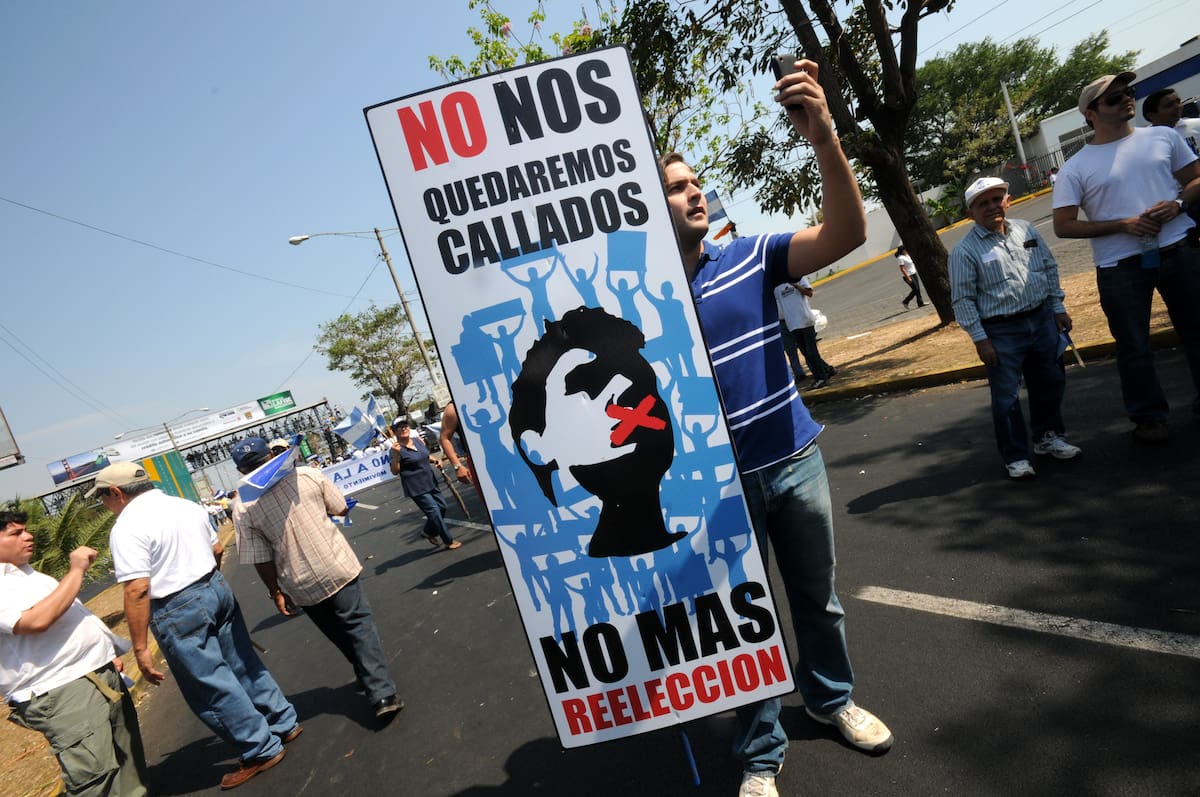 MAN11 - MANAGUA (NICARAGUA), 02/04/2011.- Imagen de un manifestante opositor a la reelección del presidente de Nicaragua, Daniel Ortega, hoy, sábado 2 de abril de 2011, durante la jornada en la que miles de seguidores y opositores del presidente nicaragüense, Daniel Ortega, se manifestaron, por separado en la capital nicaragüense a favor y en contra de la posible reelección del gobernante sandinista en los comicios de noviembre próximo, en una jornada en la que resultaron al menos siete policías heridos y decenas de civiles golpeados. EFE/Mario López