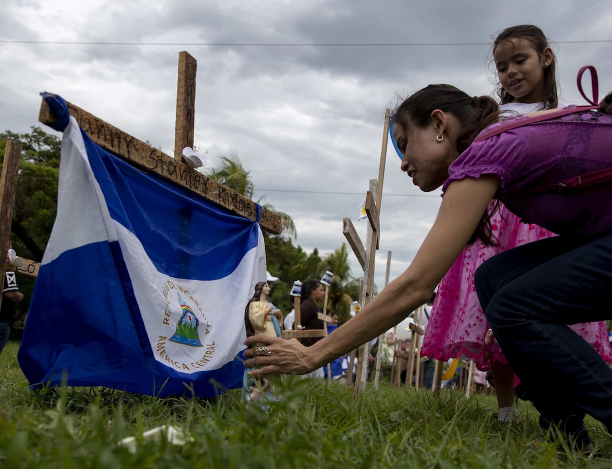 NI7014. MANAGUA(NICARAGUA), 28/10/2018.- Varios jóvenes participan en un homenaje a las personas que perdieron las vida en las manifestaciones pasadas hoy, domingo 28 de octubre de 2018, en la catedral de Managua (Nicaragua). La Iglesia Católica de Nicaragua celebró hoy una eucaristía para pedir por justicia, la liberación de todos los "presos políticos" por protestar contra el Gobierno del presidente Daniel Ortega desde abril pasado y en apoyo al obispo Silvio Báez. EFE/Jorge Torres