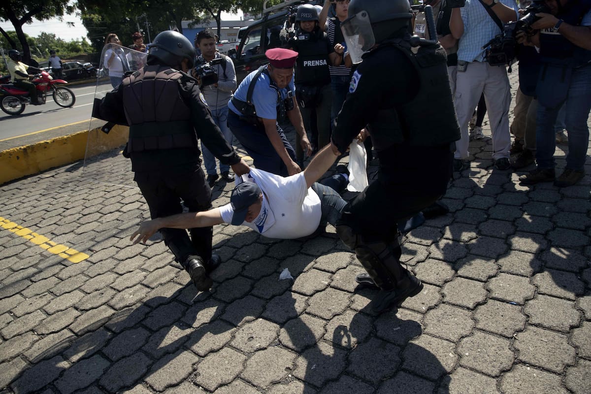 MAN05. MANAGUA (NICARAGUA), 14/10/2018.- Policías detienen a un manifestante durante la marcha "Unidos Por la Libertad" hoy, domingo 14 de octubre de 2018, en Managua (Nicaragua). La Policía y grupos de manifestantes se enfrentaron hoy en Managua antes del inicio de una nueva protesta contra el presidente Daniel Ortega, cuyo Gobierno decretó el pasado 28 de septiembre ilegales las manifestaciones públicas que no cuente con el permiso de las autoridades. EFE/Jorge Torres