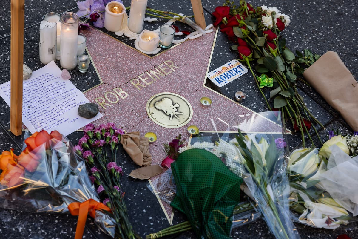 Velas, flores y notas puestas por fans ante la estrella del fallecido director estadounidense Rob Reiner en el Paseo de la Fama de Hollywood, en Los Ángeles, California, EE.UU., el 16 de diciembre de 2025. EFE/TED SOQUI