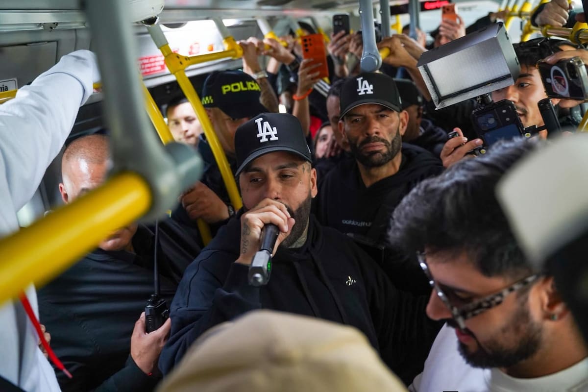 Nicky Jam fue captado recorriendo las calles de Bogotá en Transmilenio.
