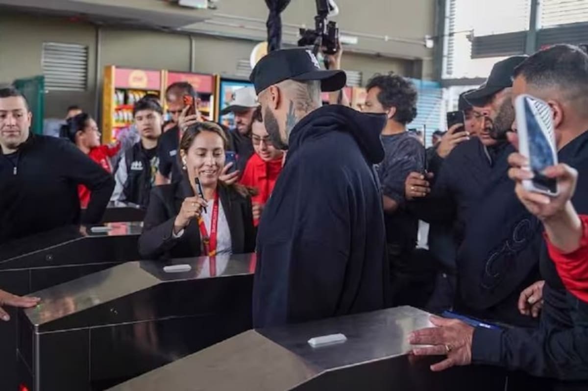 Nicky Jam fue captado usando TransMilenio durante un recorrido por las calles de Bogotá, previo a su rueda de prensa.