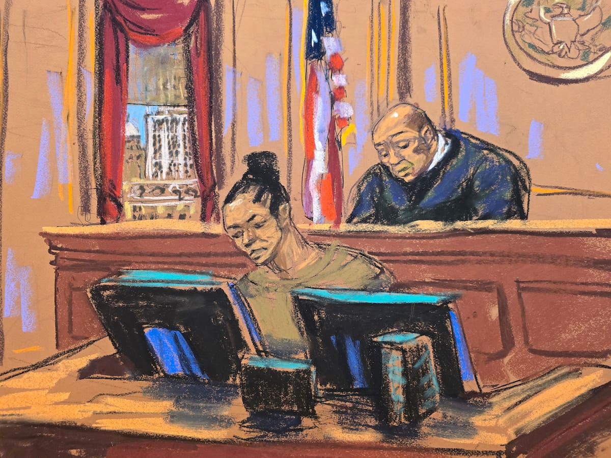 Fotografía de un dibujo realizado por la artista Jane Rosenberg que muestra al juez federal Alvin Hellerstein (arriba) y la secretaria del tribunal Bridget Jones durante una audiencia de seguimiento del proceso por cargos de narcoterrorismo y narcotráfico del presidente depuesto de Venezuela, Nicolás Maduro, este miércoles en Nueva York (Estados Unidos). EFE/ Jane Rosenberg.