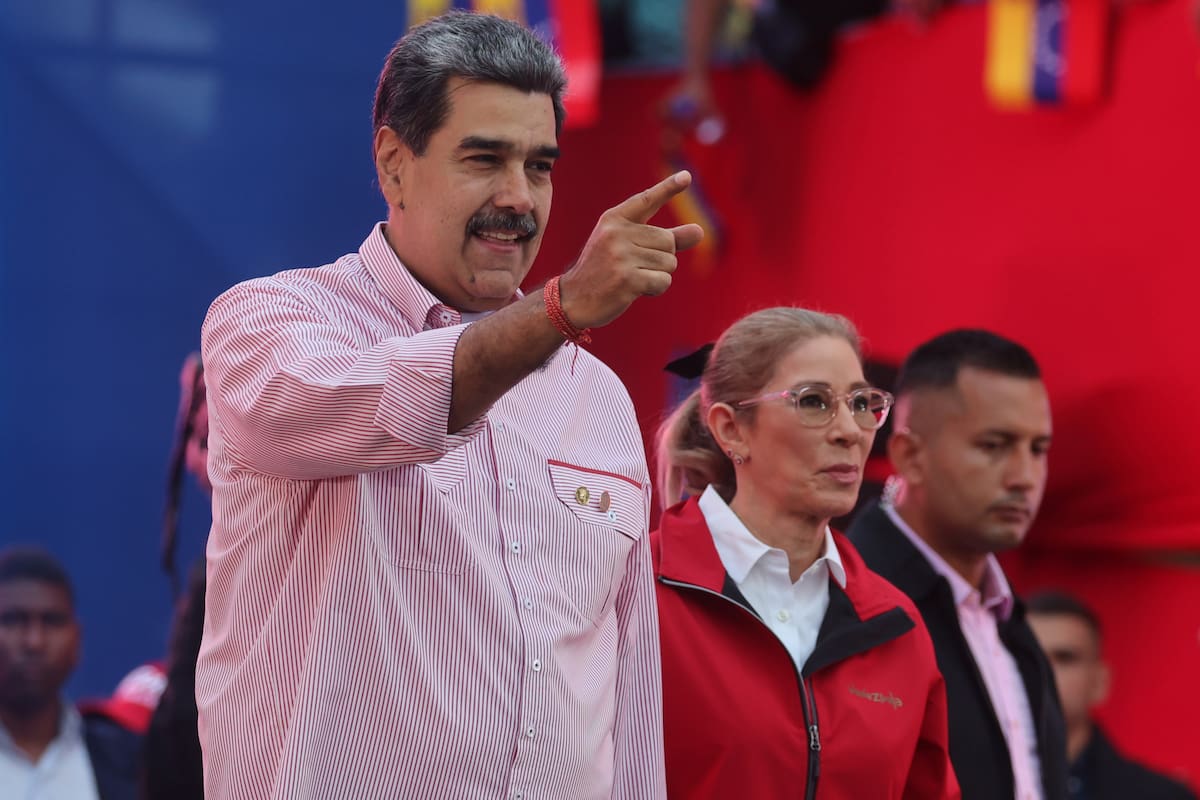 El presidente de Venezuela, Nicolás Maduro, junto a su esposa Cilia Flores, reaccionan durante una movilización este lunes, en Caracas (Venezuela). Maduro dijo que el poder de su país se sustenta en el pueblo, en sus fusiles y su decisión de construir la patria, en momentos en que ha escalado la tensión con EE.UU. por cuenta del despliegue militar que mantiene en el Caribe y sus advertencias sobre el espacio aéreo venezolano que han derivado en una ola de cancelaciones de vuelos. EFE/ Miguel Gutiérrez