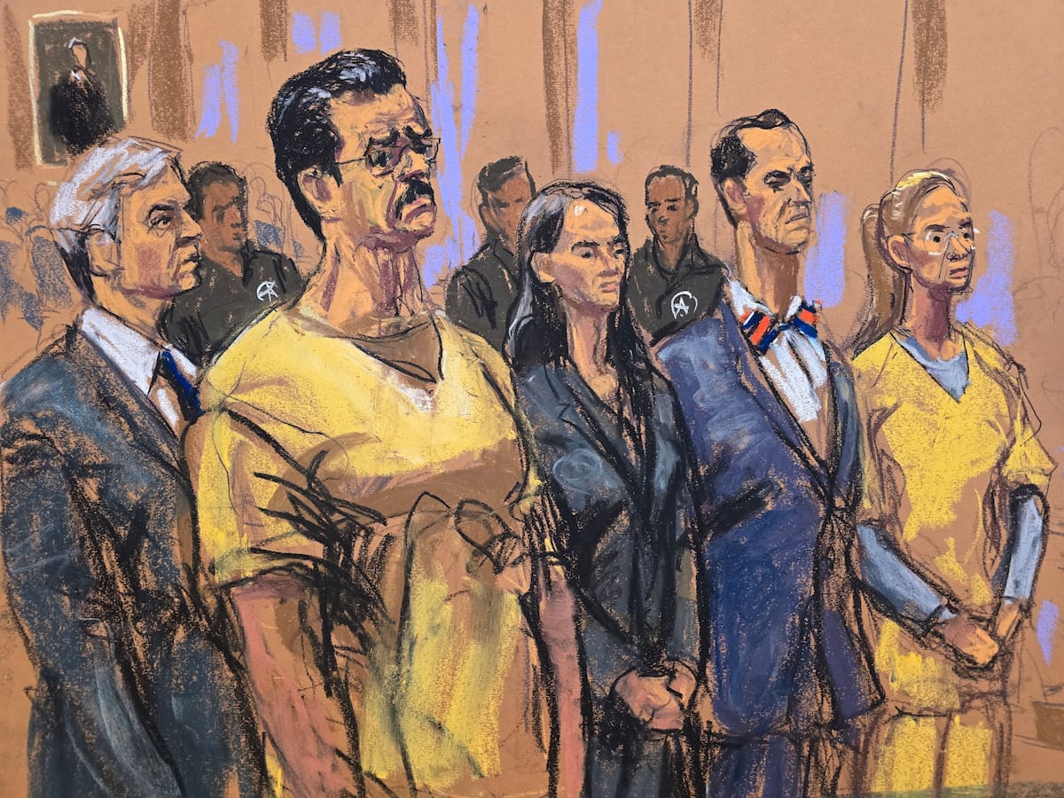 Fotografía de un dibujo realizado por la artista Jane Rosenberg donde aparece el abogado Barry pollack (atrás); el depuesto presidente de Venezuela, Nicolás Maduro (i); la abogada Anna Estevano (c-i); el abogado Mark Donnelly (c-d) y Cilia Flores asistiendo a una audiencia este miércoles, en Nueva York (Estados Unidos). EFE/ Jane Rosenberg.