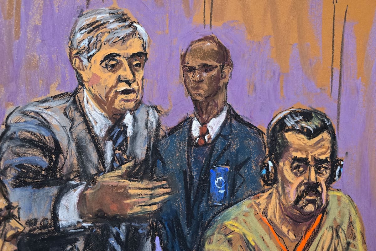 Fotografía de un dibujo realizado por la artista Jane Rosenberg donde aparece el depuesto presidente de Venezuela, Nicolás Maduro (d), junto a su abogado Barry pollack. //EFE/ Jane Rosenberg.