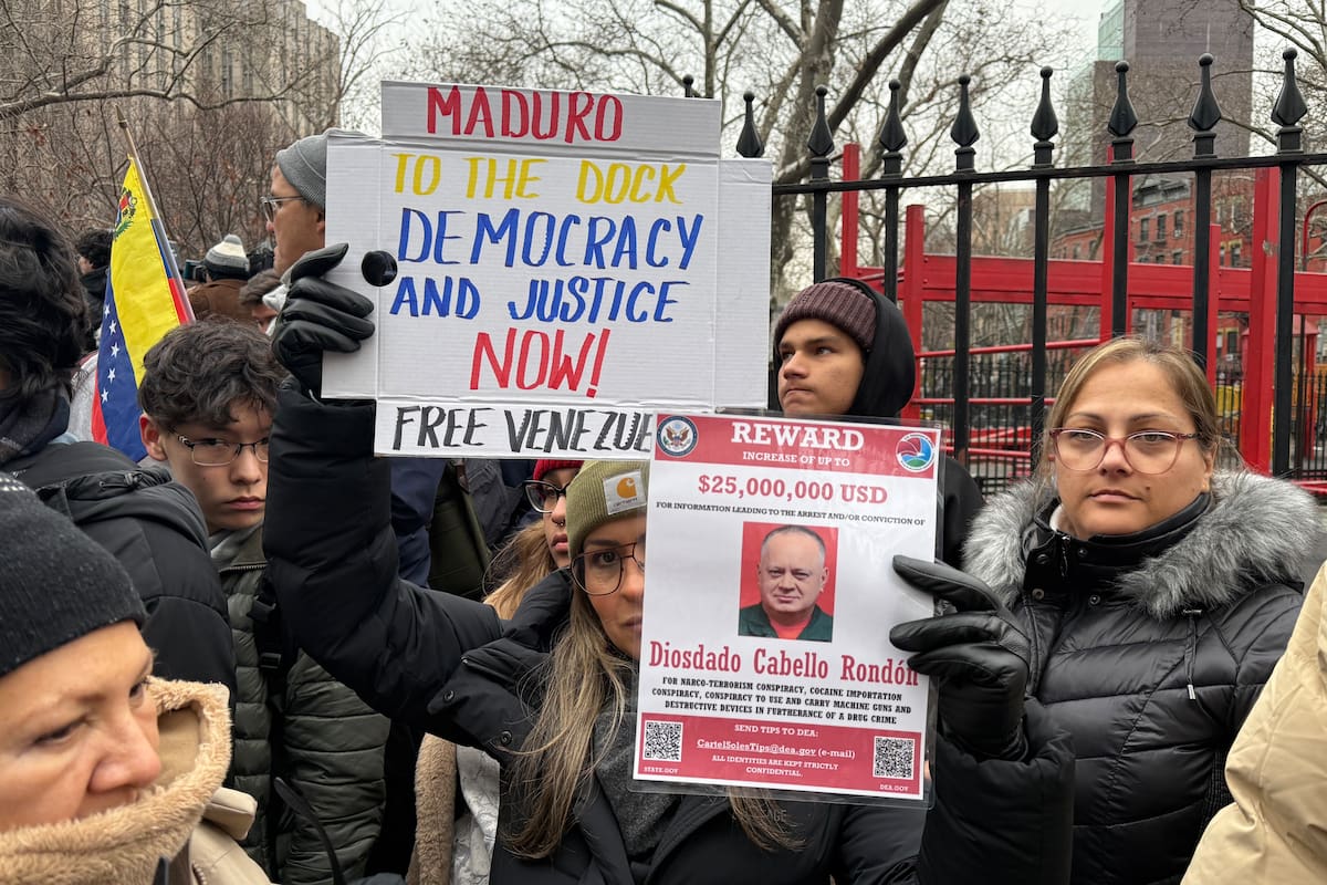 Personas sostienen carteles durante una protesta frente al tribunal federal del sur de Nueva York este lunes en Nueva York (EE.UU.). El presidente de Venezuela, Nicolás Maduro, llegó junto a su esposa, Cilia Flores, al tribunal federal del sur de Nueva York, en Manhattan, donde comparecerá por primera vez ante un juez, en principio a las 12.00 hora local (17.00 GMT), tras haber sido capturado el pasado sábado en Caracas y trasladado posteriormente a Estados Unidos.EFE/ Angel Colmenares
