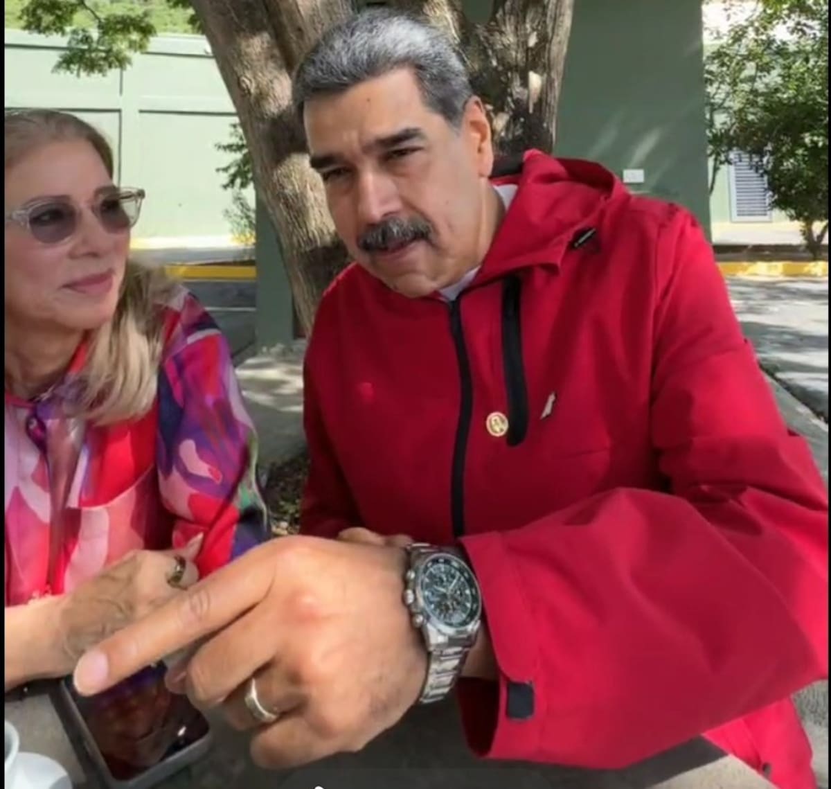 ¿Espionaje tecnológico contra Nicolás Maduro? Todo lo que se sabe sobre el supuesto 'reloj espía'.