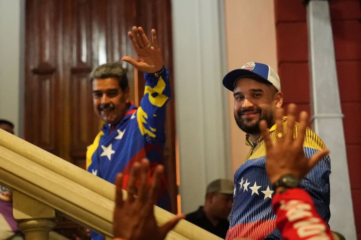 Nicolás Maduro acompañado de su hijo Nicolás Maduro Guerra. Tomada de X //