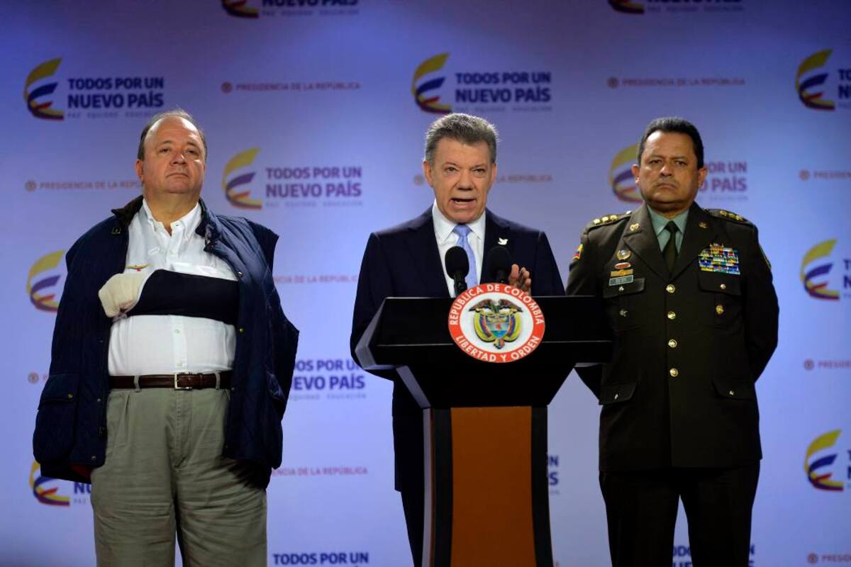 El presidente Santos dijo que el general Nieto (der.) debe recuperar “la respetabilidad y la confianza de la Policía”. (Foto: Colprensa / VANGUARDIA LIBERAL)