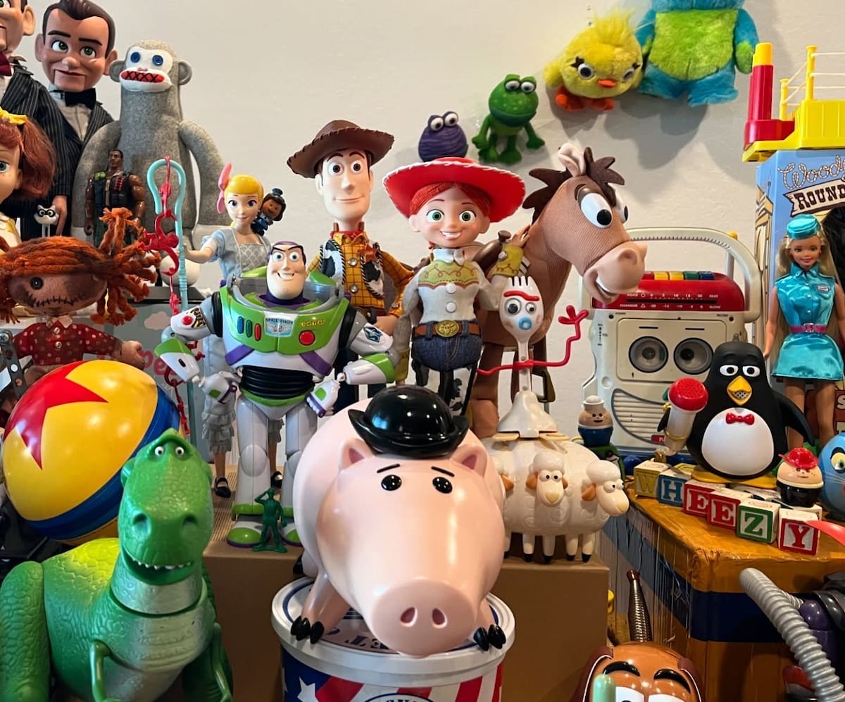 El creador Nikolai Tedeschi adquirió todos los juguetes que aparecen en las películas de Toy Story.