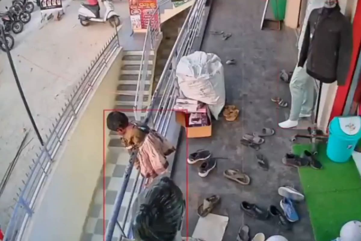 Niña de 4 años cae desde segundo piso en tienda y permanece en estado crítico. | Foto: Captura tomada de video.