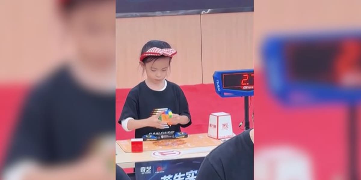 Una niña china de apenas seis años logra resolver un cubo de Rubik en unos segundos y se proclama campeona mundial.