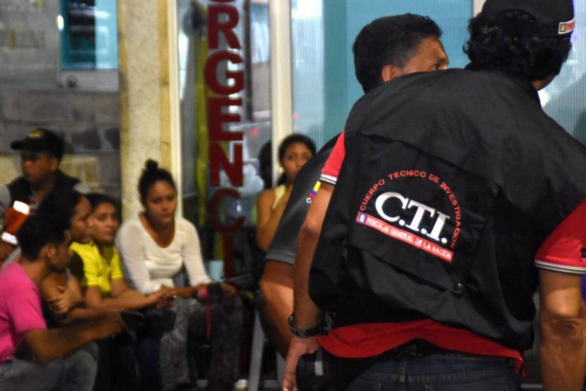 El 28 de diciembre en la noche unidades del CTI de la Fiscalía del Magdalena Medio llegaron hasta la Clínica San Nicolás para realizar las entrevistas de rigor y practicar el levantamiento del cuerpo de la menor que perdió la vida en un accidente de tránsito. (Foto: Edgar Pernett S./VANGUARDIA LIBERAL)