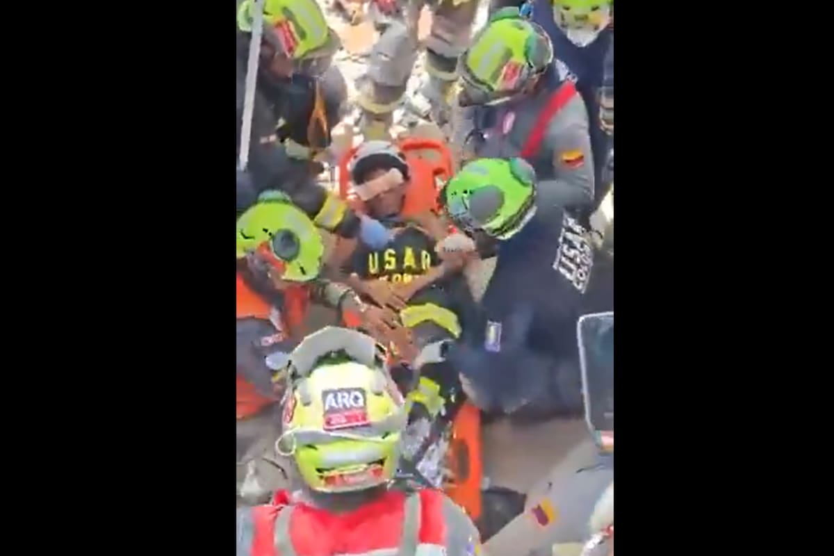Niño de 11 años fue sacado de los escombros por rescatistas colombianos. | Foto: Tomado de Video.