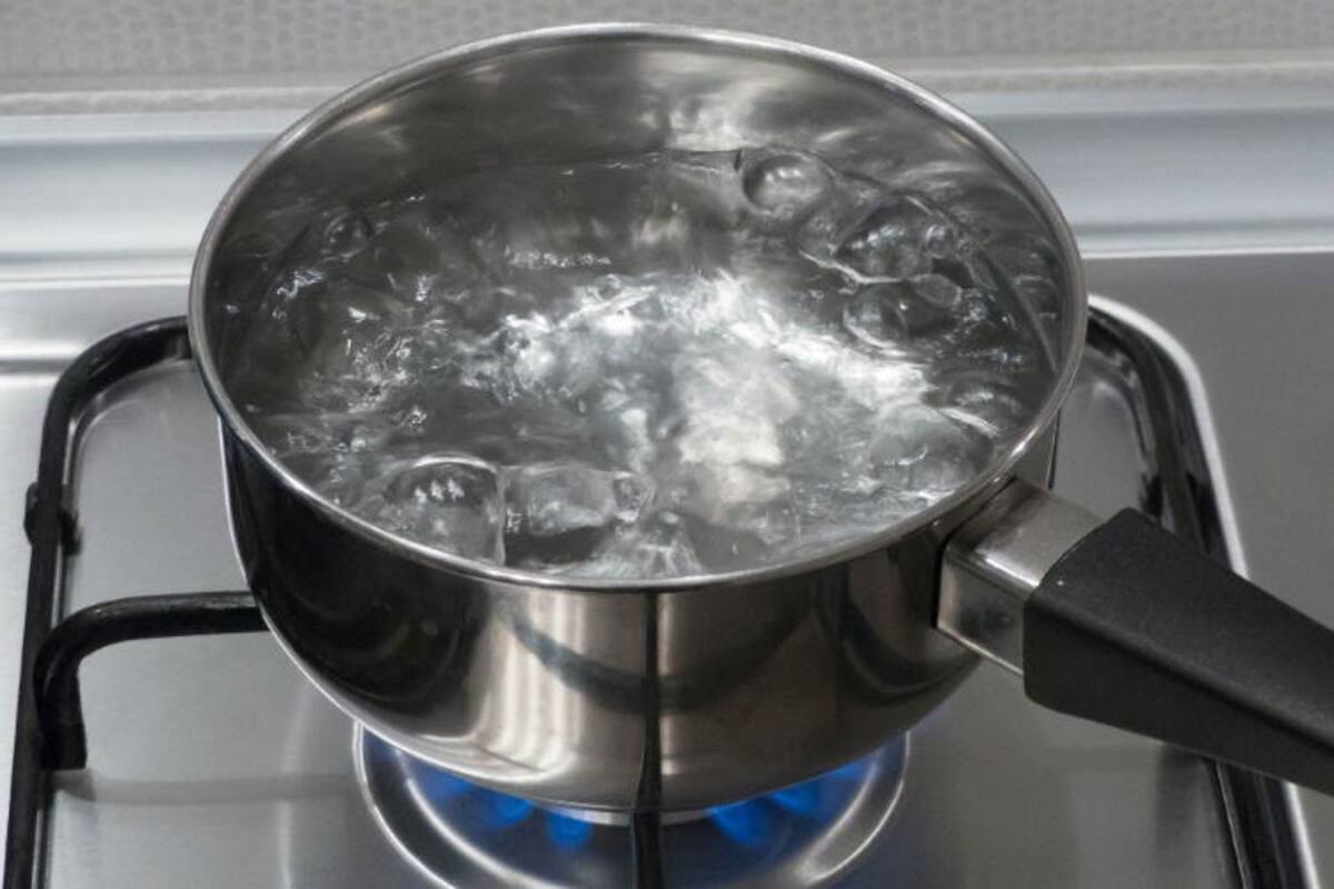 Con apenas 12 años, Nizam Syafei señaló a la mujer de haberlo obligado a ingerir agua hirviendo y someterlo a violencia física y psicológica. Las autoridades investigan el hecho como un presunto filicidio. / iStock