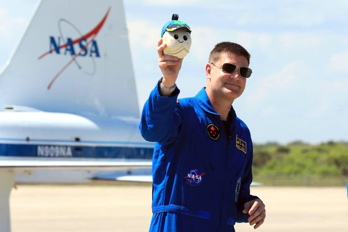 El especialista de misión de Artemis II, Jeremy Hansen, de la Agencia Espacial Canadiense (CSA), sosteniendo Rise, la mascota lunar e indicador de gravedad cero para el vuelo de prueba alrededor de la luna. // Foto: EFE
