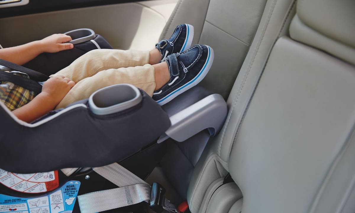 Niño en un auto.