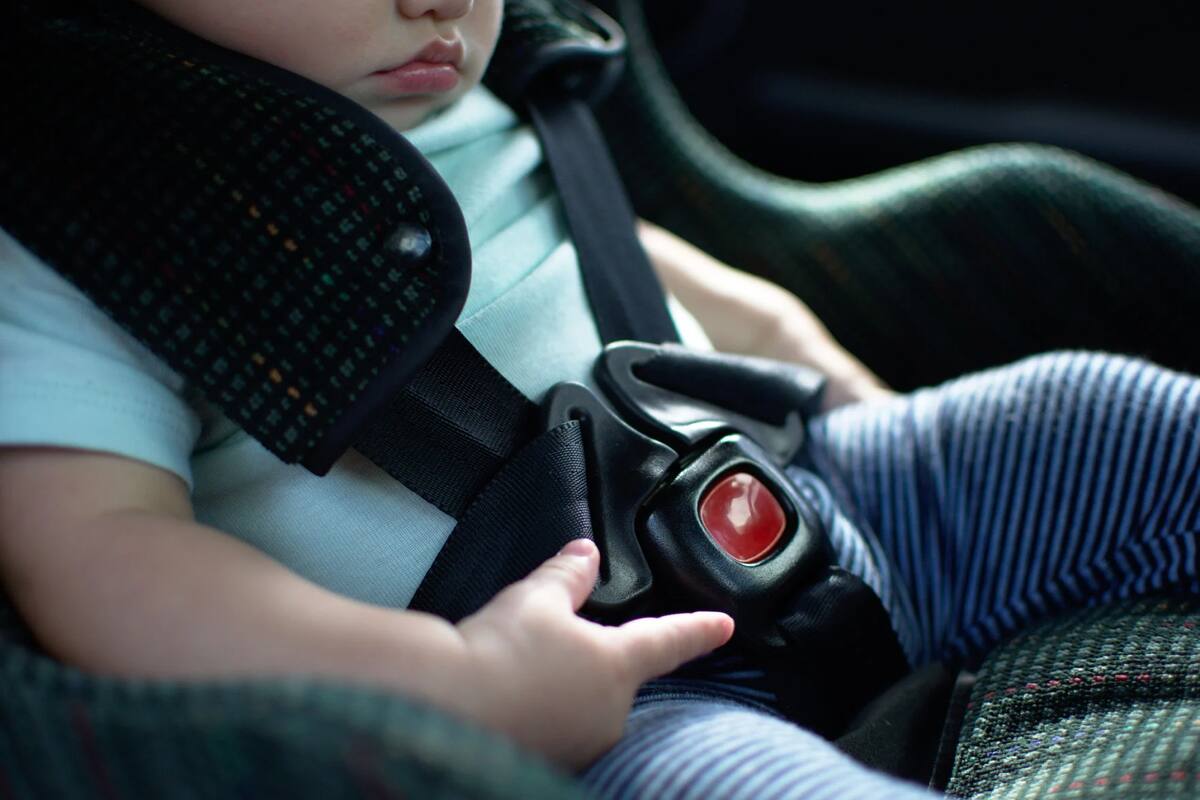 Muere un niño de dos años atrapado en un auto bajo el sol en la Florida.