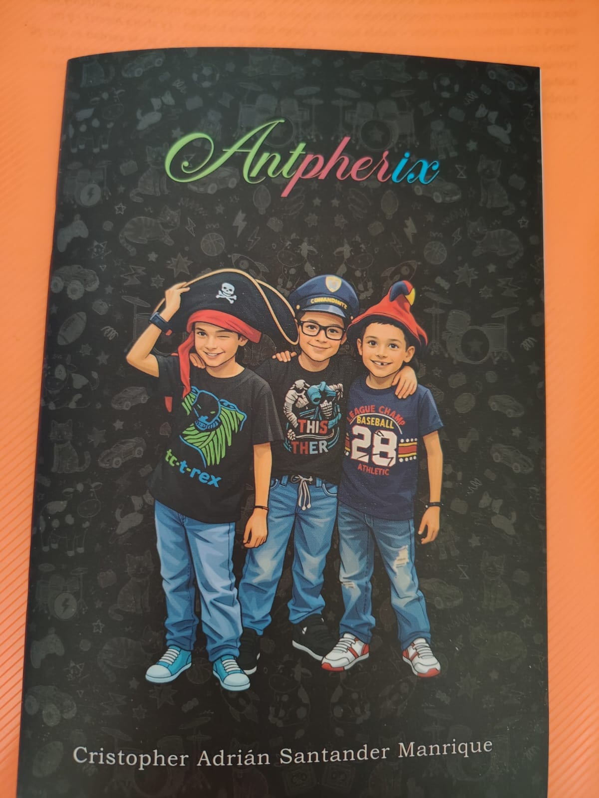 Niño escritor de Bucaramanga lanza ‘Antpherix’, su primer libro de cuentos a los 11 años. Foto suministrada/VANGUARDIA