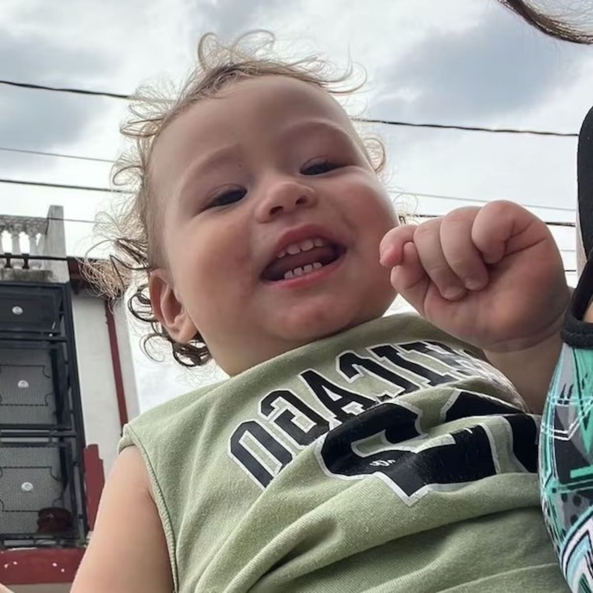 Dante Valentín Bermudes Rumi fue trasladado de urgencia al hospital, pero llegó sin vida y no pudieron reanimarlo. La madre es manicura, por lo que el niño tenía acceso a uñas postizas.