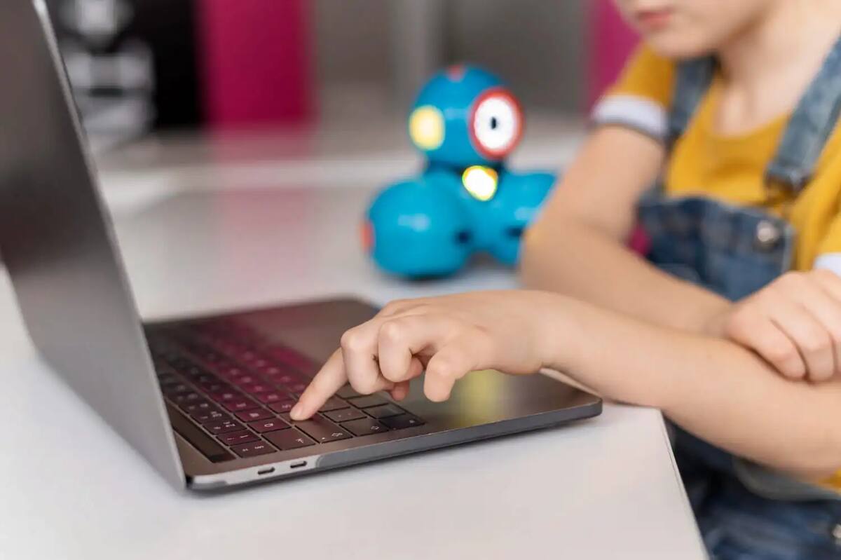 Fascinación tecnológica vs. vulnerabilidad: el doble filo de la IA en manos de los niños.
