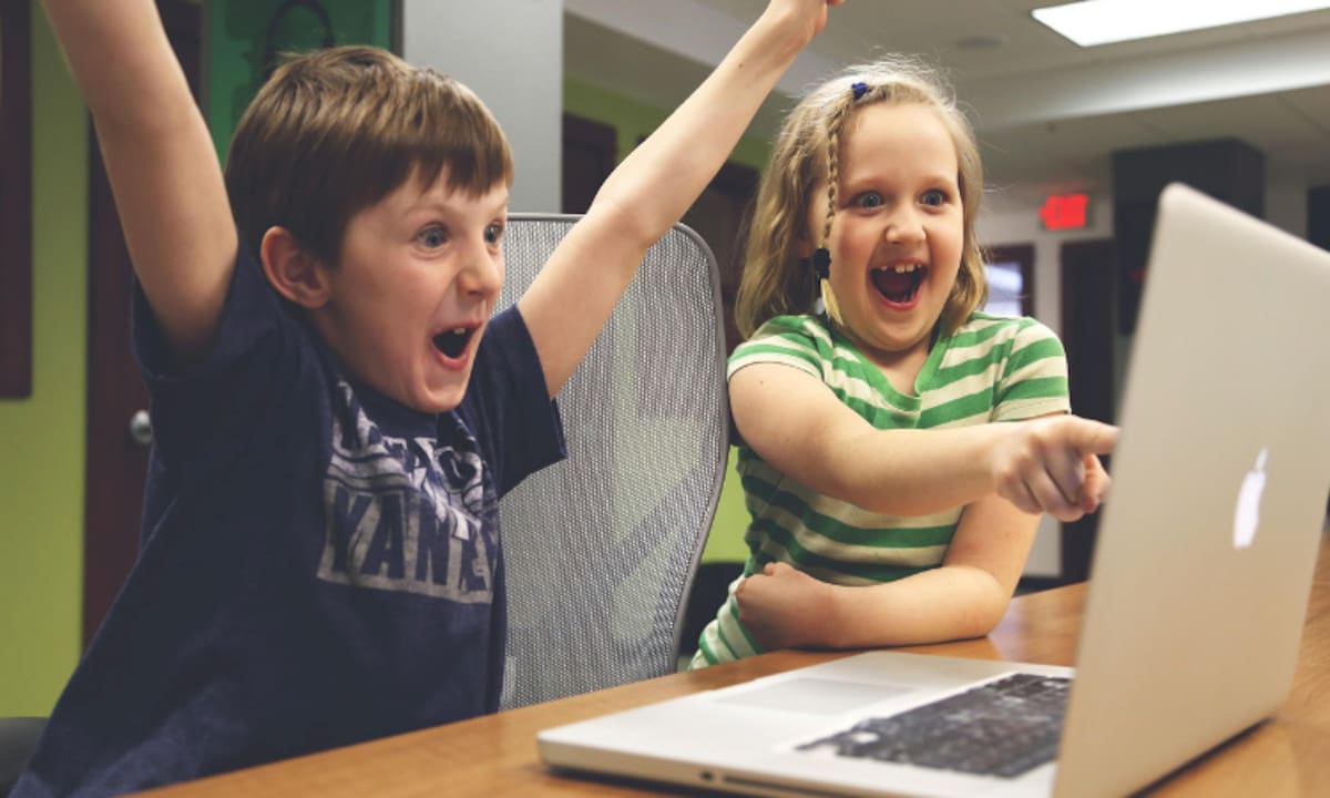 Dos niños navegando en internet.