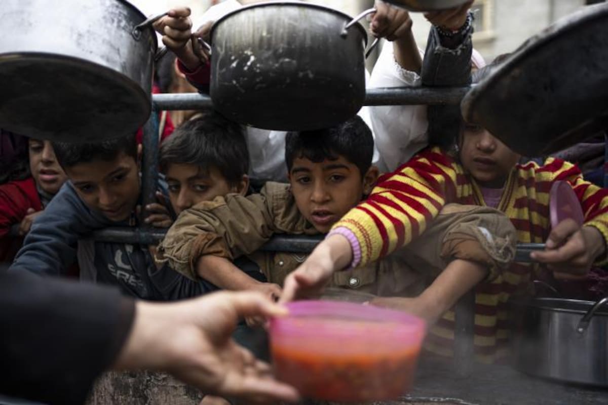 Niños palestinos esperando para recibir comida en Rafah, al sur de Gaza. EFE/ VANGUARDIA