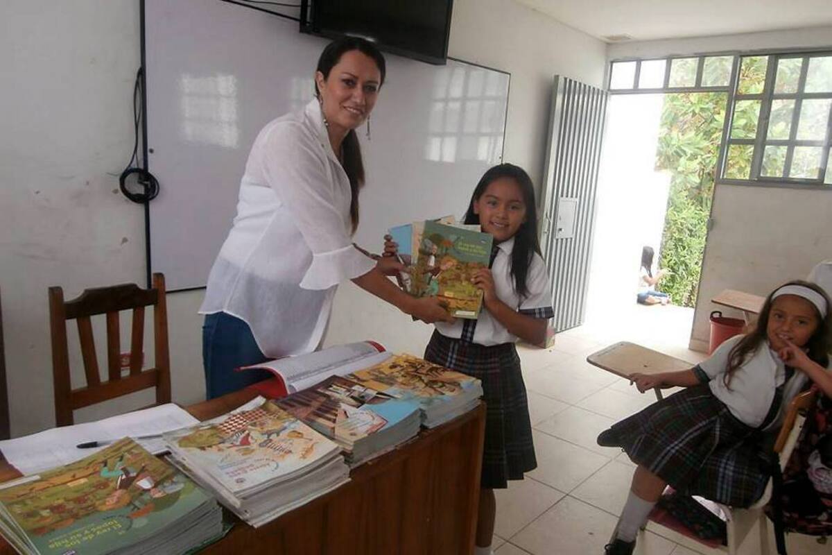 Con el apoyo del Ministerio de Cultura, los niños del Colegio Trinidad Camacho Pinzón participaron del programa “Leer es mi cuento” y recibieron libros gratis. (Foto: Suministrada/VANGUARDIA LIBERAL )