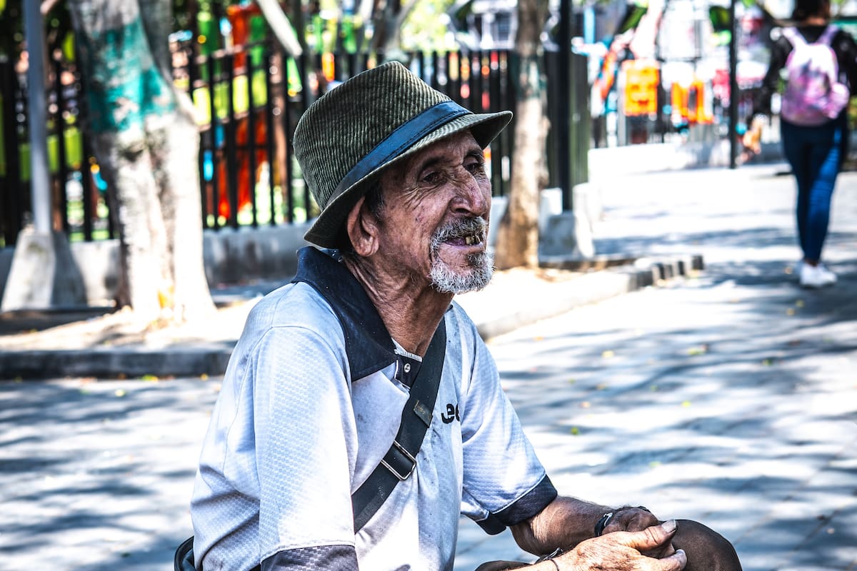 Ángel Miguel Chanagá Díaz, de 75 años de edad, cobraba 5 centavos por la lustrada cuando comenzó en este oficio. (Foto: Byron Pérez / VANGUARDIA)