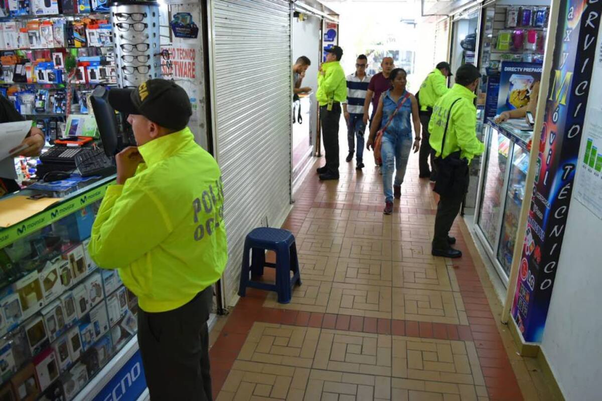 El operativo se realizó en dos centros comerciales de la ciudad, donde la mayoría de comerciantes cumplió con los requisitos para el comercio de equipos celulares. Unos pocos, no. (Foto: Suministrada/VANGUARDIA LIBERAL)