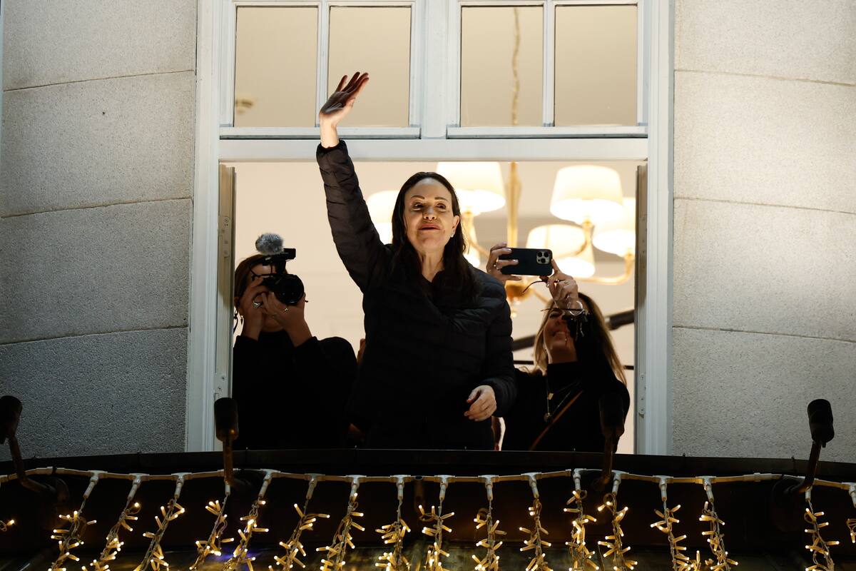 Fotografía de archivo del 11 de diciembre de 2025 de la líder opositora María Corina Machado, ganadora del Premio Nobel de la Paz 2025, saludando a simpatizantes en Oslo (Noruega).