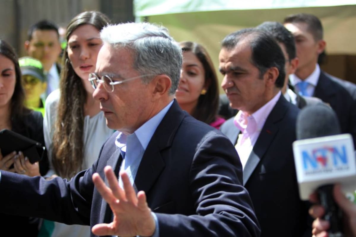 Según Uribe, gracias al apoyo de países europeos, logró en dos ocasiones que las Fuerzas Militares despejaran zonas para que las Farc liberara a secuestrados, pero debido a cancelaciones de la guerrilla esto nunca ocurrió. No obstante, niega haber intentado un proceso de paz con las Farc. (Foto: Archivo / VANGUARDIA LIBERAL)