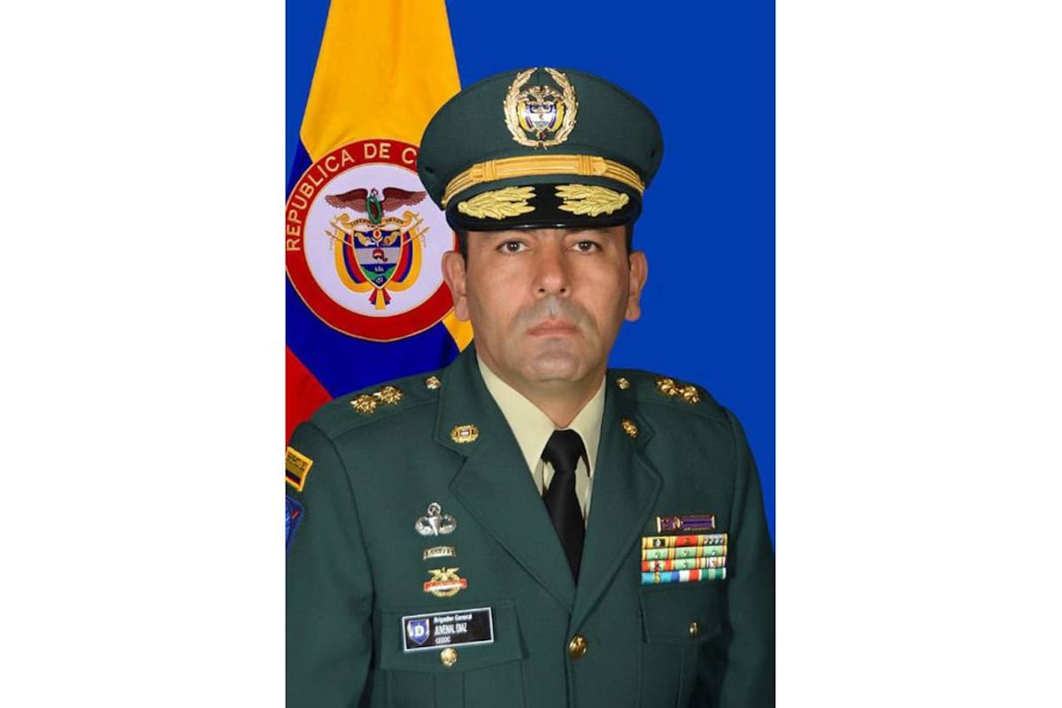 El Brigadier General Juvenal Díaz Maetus acaba de asumir el cargo de Director de la Escuela Militar de Cadetes, en remplazo del mayor general Eduardo Enrique Zapateiro Altamiranda, director saliente. (Foto: / VANGUARDIA LIBERAL)