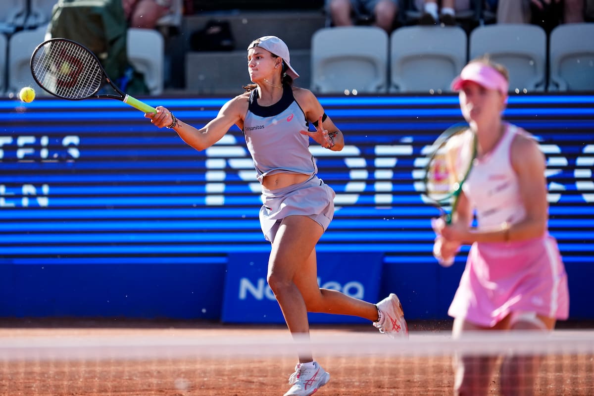 BASTAD (Sweden), 11/07/2026.- Emiliana Arango (Colombia) and Simona Waltert (Switzerland) during the women's doubles final against Elixane Lechemia (France) och Alicia Barnett (Great Britain) at the Nordea Open tennis tournament in Bastad, Sweden, 11 July 2026. (Tenis, Francia, Gran Bretaña, Suecia, Suiza, Reino Unido) EFE/EPA/BJORN LARSSON ROSVALL SWEDEN OUT
