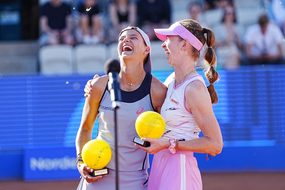 BASTAD (Sweden), 11/07/2026.- Emiliana Arango (Colombia) and Simona Waltert (Switzerland) celebrate their victory over Elixane Lechemia (France) and Alicia Barnett (Great Britain) in the women's doubles final at the Nordea Open tennis tournament in Bastad, Sweden, 11 July 2026. (Tenis, Francia, Gran Bretaña, Suecia, Suiza, Reino Unido) EFE/EPA/BJORN LARSSON ROSVALL SWEDEN OUT