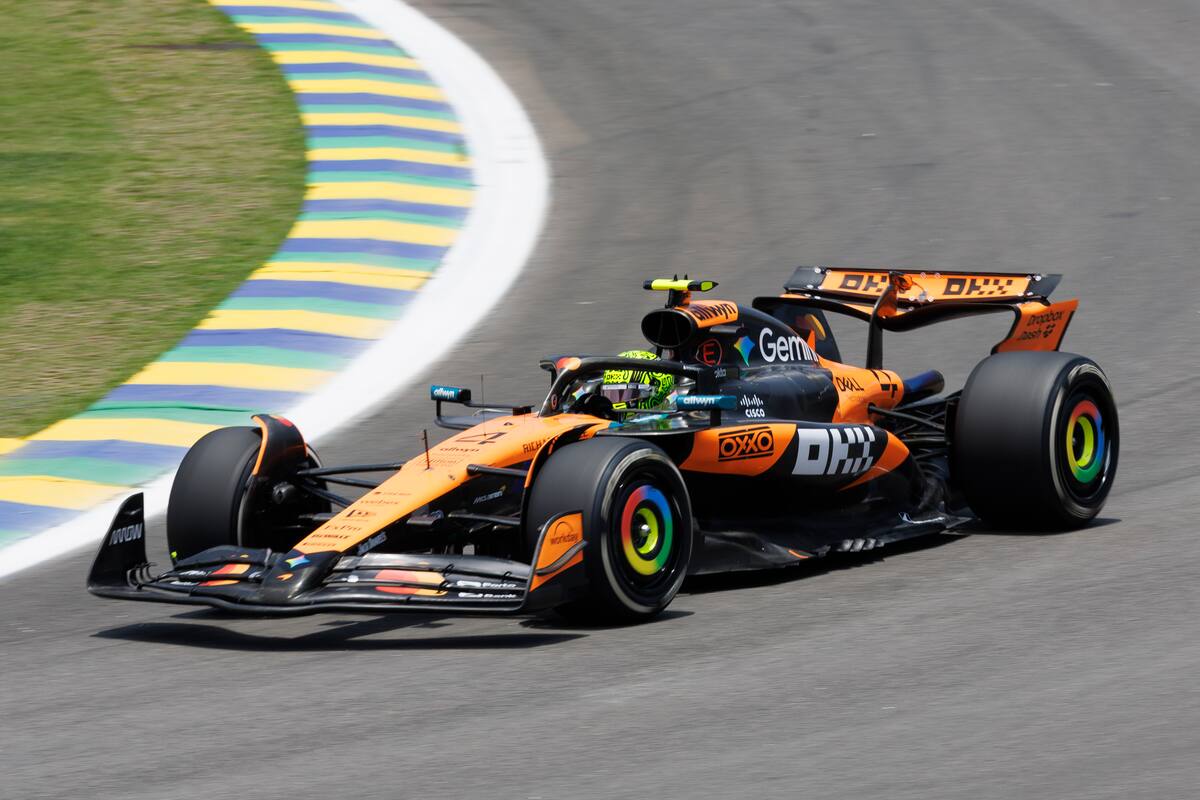 El británico Lando Norris de McLaren durante el segundo día de actividades del Gran Premio de Formula Uno en el circuito de Interlagos, en Sao Paulo (Brasil). EFE/Isaac Fontana